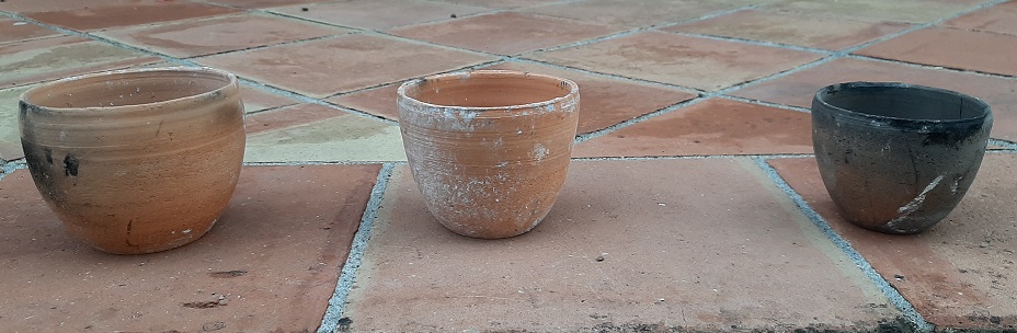 Cuisson des pots au feu de bois ouvert