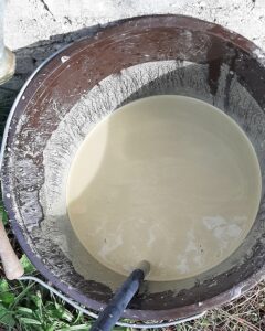 Malaxage de l'argile mélangée à l'eau de pluie (50%)